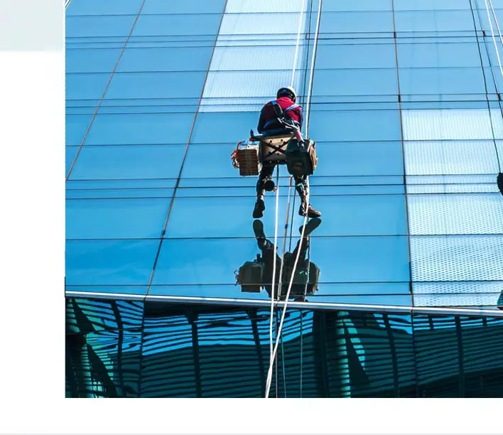 Das Bild zeigt eine professionelle Außenreinigung eines Gebäudes.