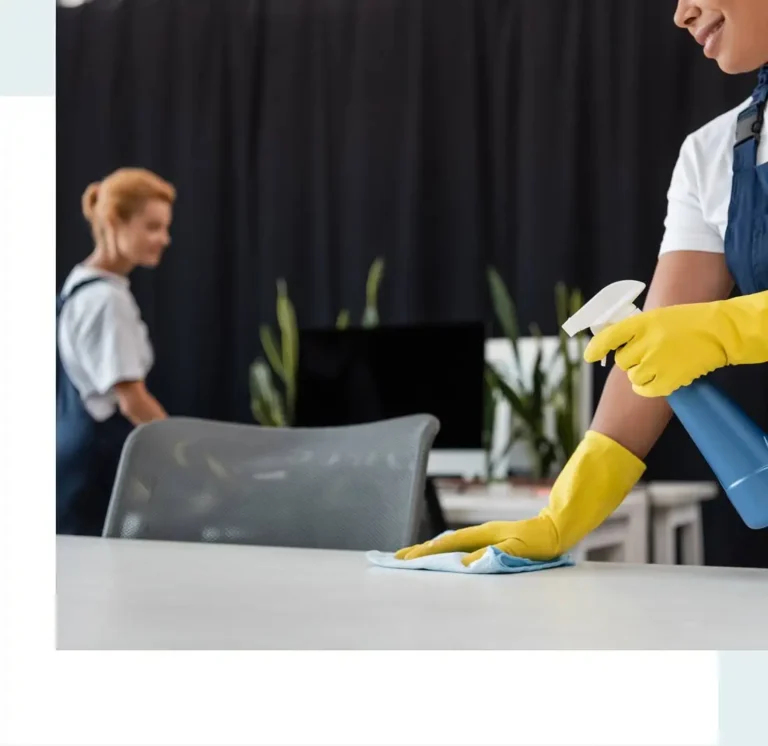 Das Bild zeigt Gebäudereiniger bei Reinigen von Tischen.