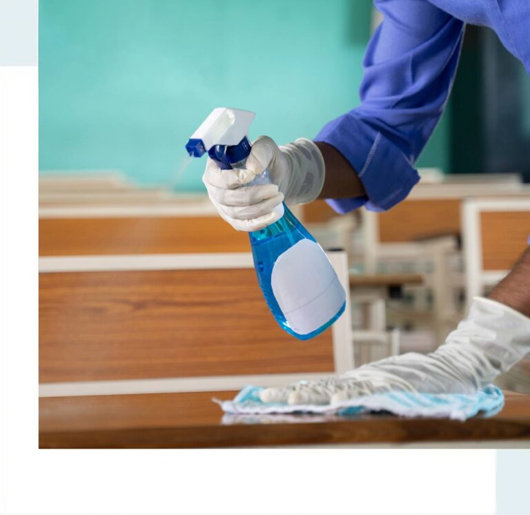 Auf dem Bild ist eine Sprühflasche mit umweltschonendem Reinigungsmittel zu sehen.