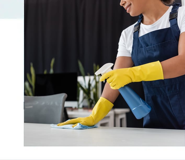 Auf dem Bild ist die Reinigung eines Bürotisches zu sehen.