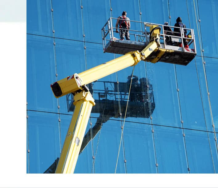 Das Bild zeigt eine Fensterreinigung mit Hebekran.