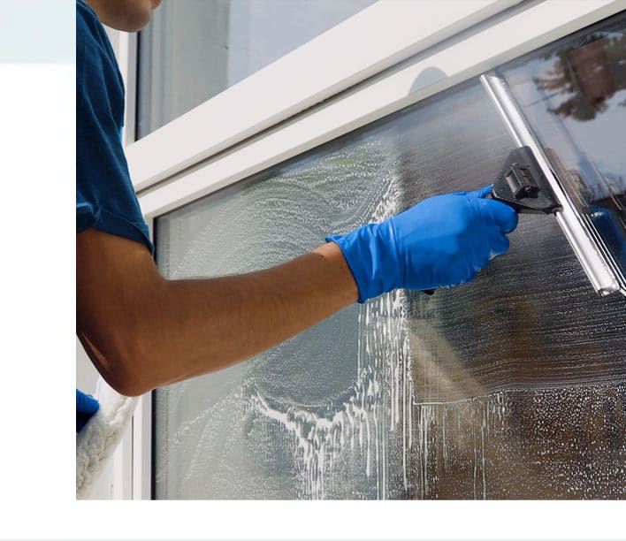 Das Bild zeigt eine professionelle Glasreinigung.