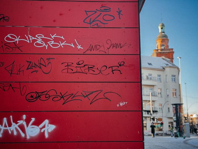 Das Bild zeigt Graffiti-Schmierereien und verdeutlicht das Thema „Graffiti-Entfernung Berlin“.